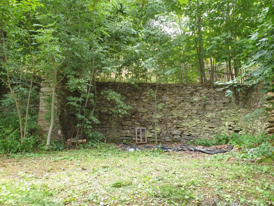 Blick auf die alte Trockensteinmauer